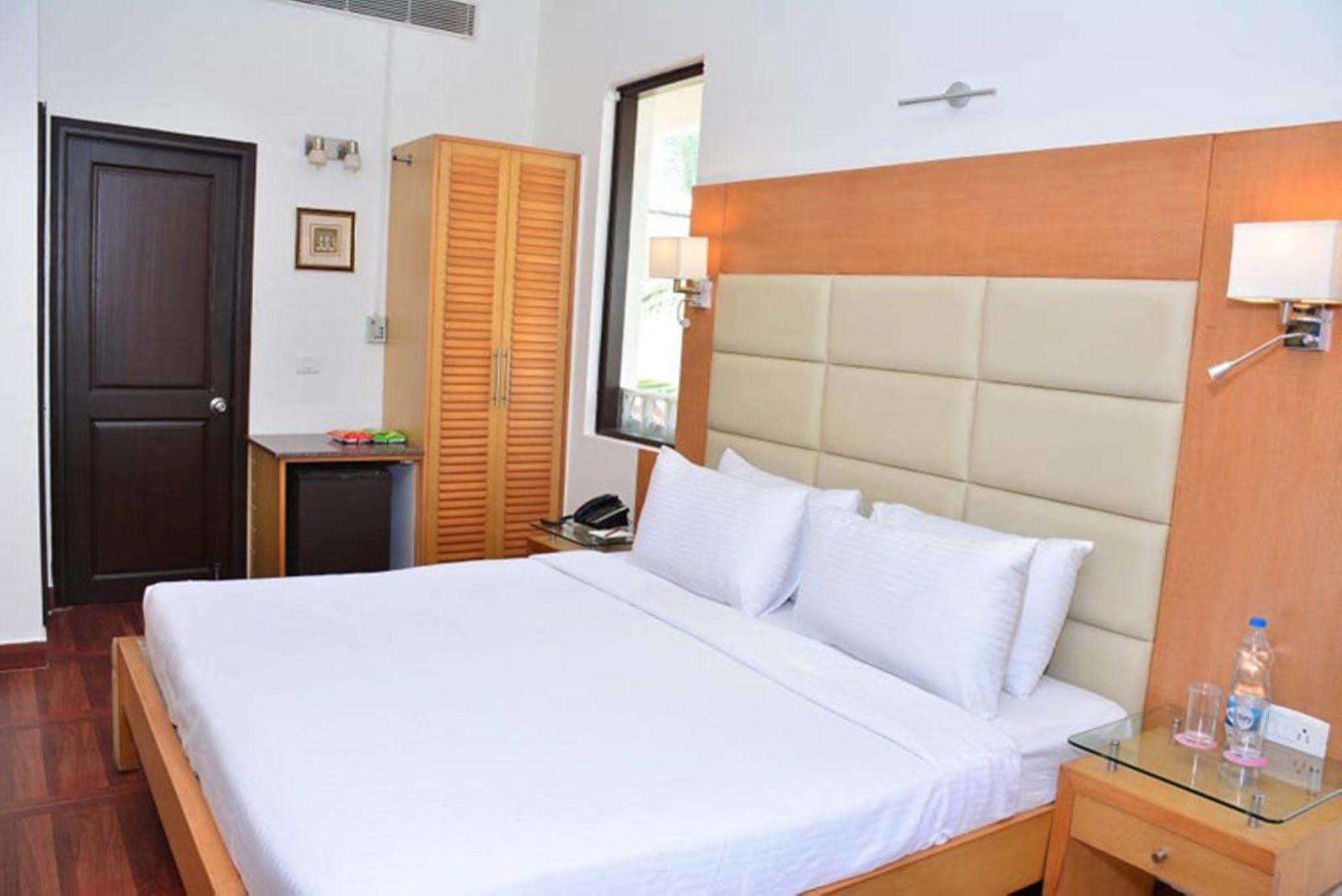 Regenta Resort, Varca Beach Exterior foto
