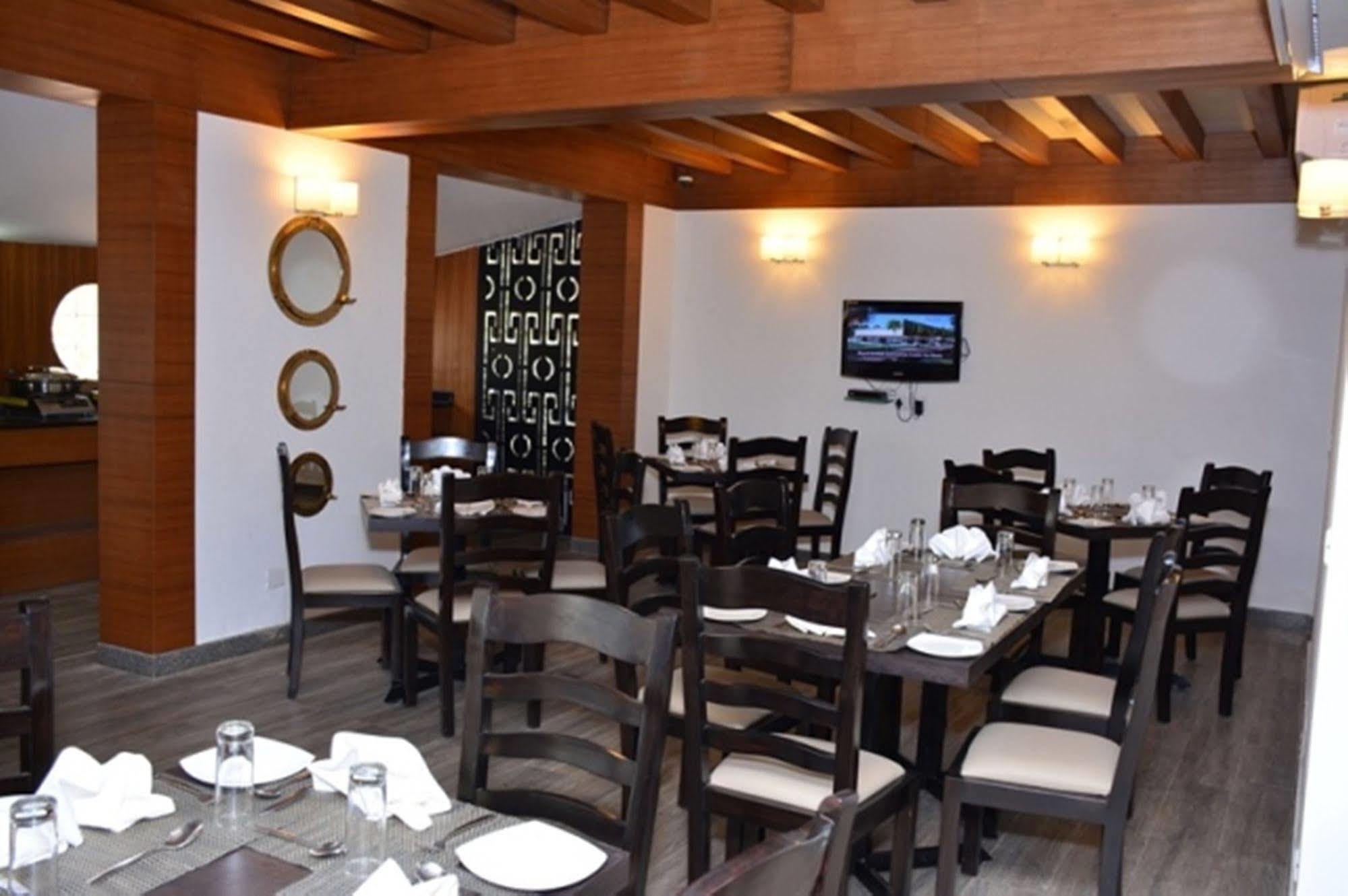 Regenta Resort, Varca Beach Exterior foto